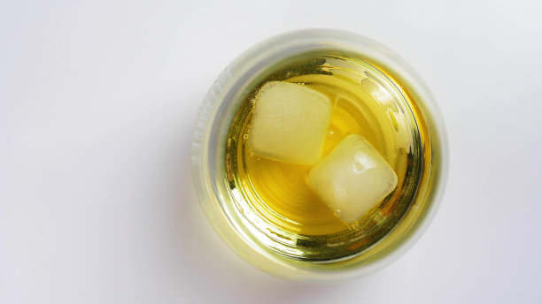 将威士忌倒入装有冰块的饮料杯中图片下载