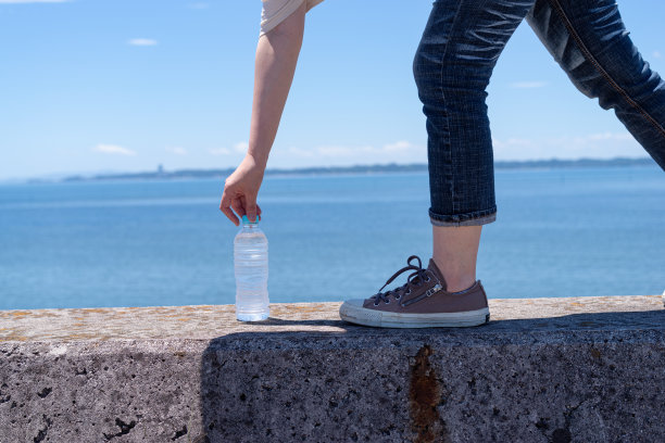 捡塑料瓶的人图片下载