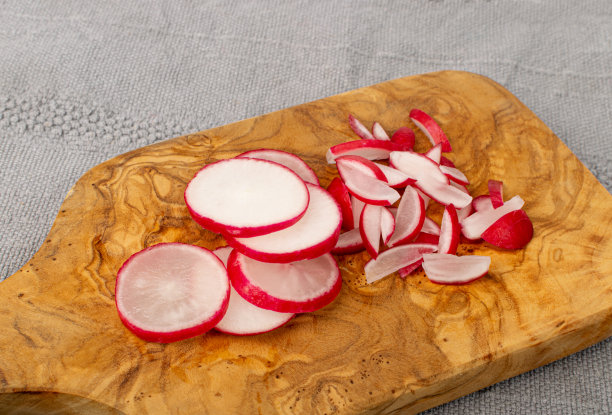 萝卜片根，红根圆切，红萝卜片堆，萝卜横截面上白色图片下载