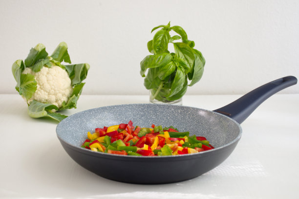 煎锅和五颜六色的蔬菜图片下载