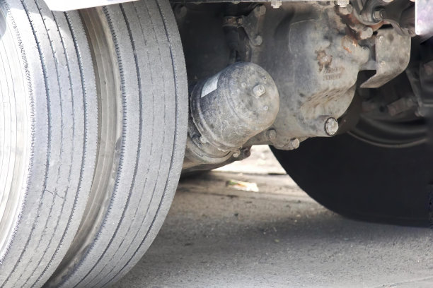 一张照片上的卡车轮胎有一个漏气的轮胎和一个漏气的轮胎，这是一个特写的卡车轮胎有一个漏气的轮胎。图片下载