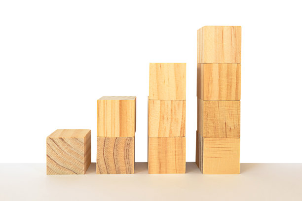 放置木块作为迈向目标的一步。孤立在白色背景上。成功成长过程中的商业理念。图片下载