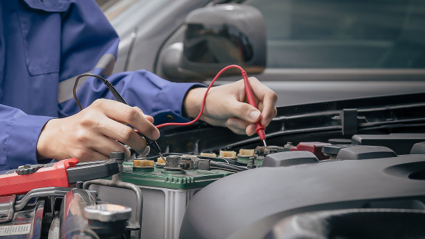 技术人员检查汽车的电气系统。图片下载