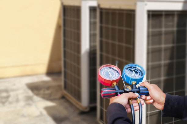 工业建筑屋顶的空调(HVAC)。图片下载