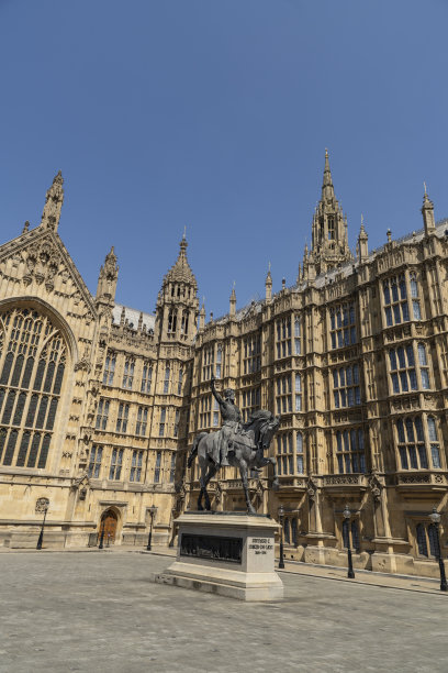 英国国会大厦外的理查德一世雕像图片下载