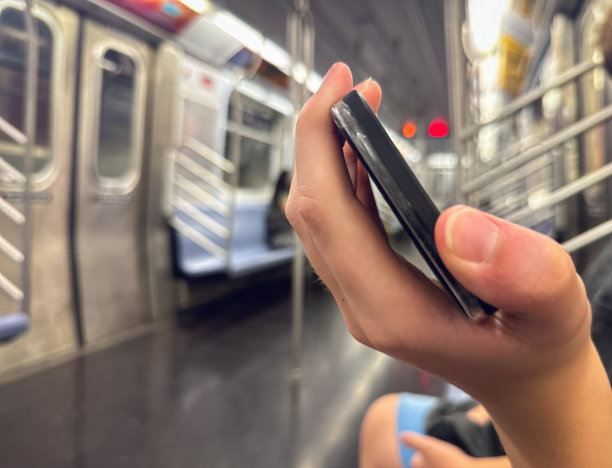 在地铁里看手机图片下载