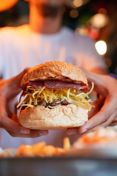 脆薯薯条和烟熏肉汉堡图片下载