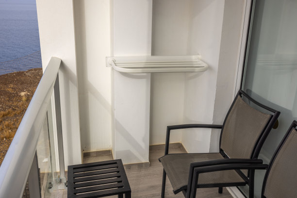 酒店房间的大西洋海景阳台，外面有家具。西班牙的大加那利岛。图片下载