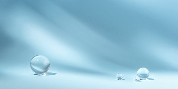 蓝色背景与透明玻璃球。图片下载