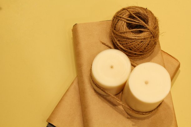 装饰蜡蜡烛，工艺纸和细黄麻线针线活。女人的爱好。工艺品。DIY制作蜡烛的配件。环保、天然材料图片下载