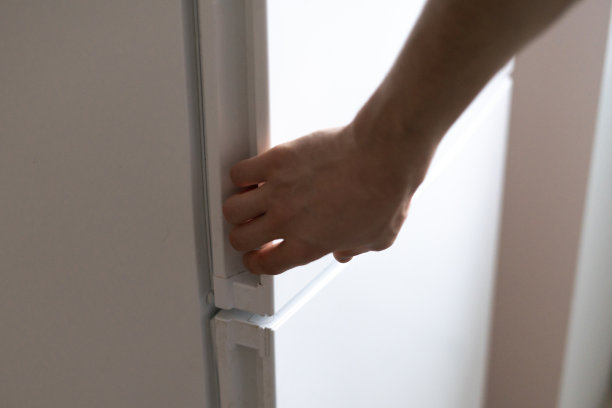 手打开厨房的冰箱拿一些食物图片下载