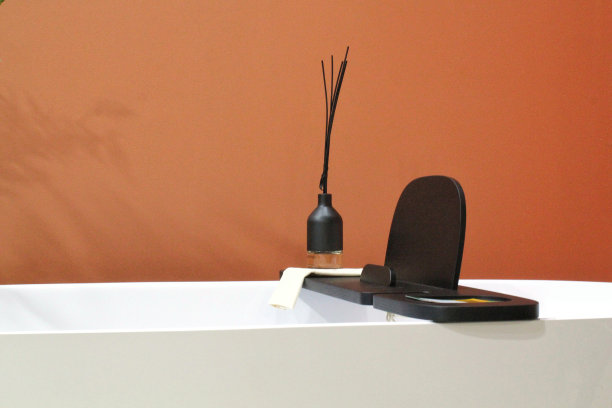 白色浴缸在时尚的浴室斯堪的纳维亚室内设计与优雅的配件。现代明亮的阁楼生态风格浴室，独立式浴室。舒适复古别致的室内装饰艺术浴室图片下载