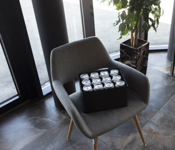 用铝罐装新饮料的纸板箱图片下载