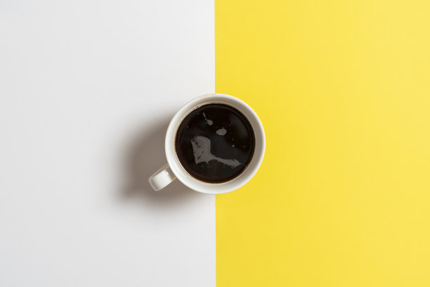 简单的经典热茶从上面看，彩色背景与复制空间图片下载