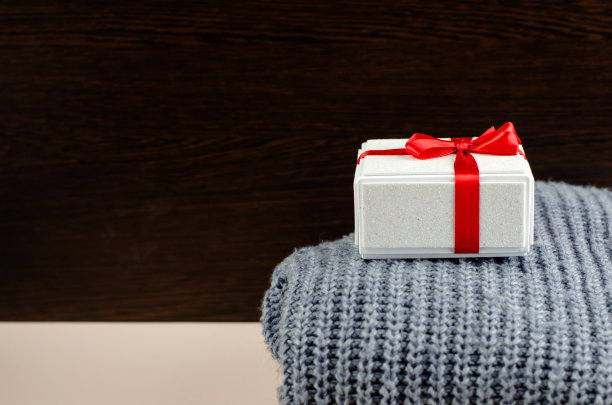 礼盒上放一件针织毛衣，侧视图，节省空间图片下载