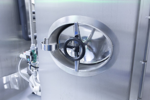 工厂水箱阀门。啤酒制造背景技术图片下载