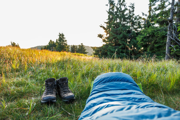 从山林里的睡袋里看日出图片下载