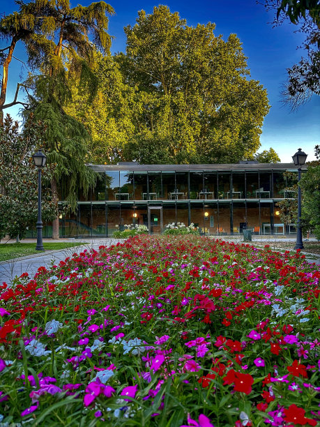 马德里丽蒂罗公园内的图书馆。免费获取图片下载