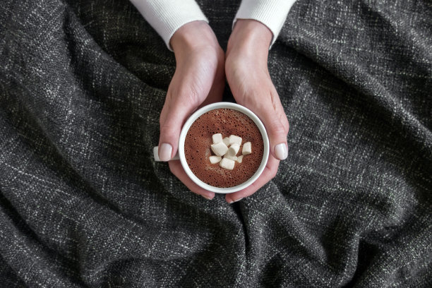 拿着一杯热巧克力和棉花糖图片下载