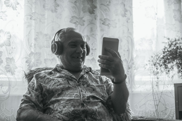 老人在家里用平板电脑打视频电话图片下载