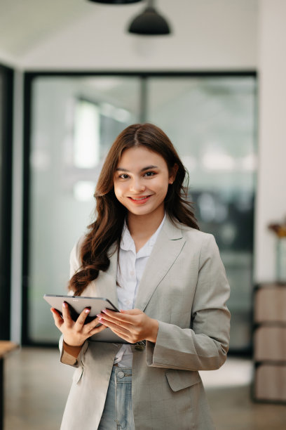 办公室里有复印空间的现代商务女性图片下载