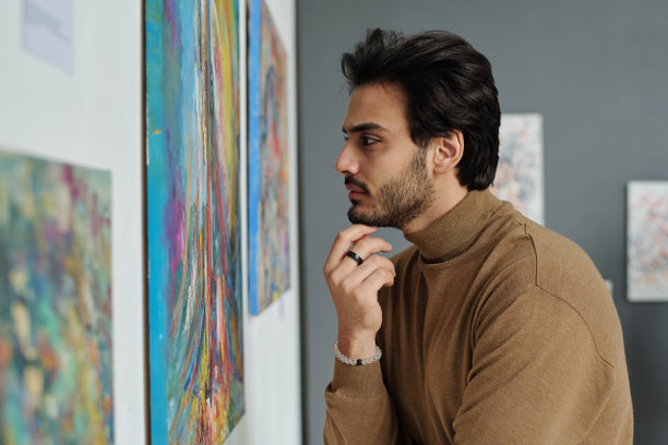在画廊欣赏现代艺术的男人图片下载