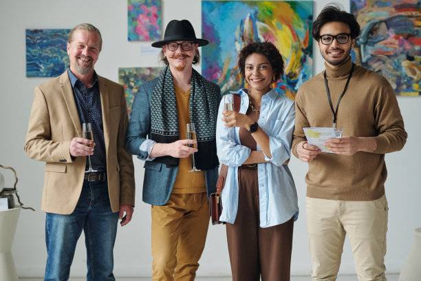 参观现代艺术画廊的一群人图片下载