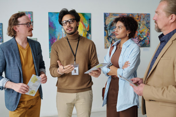 画廊老板在展览会上谈论艺术图片下载