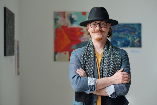 艺术家站在画廊里图片下载