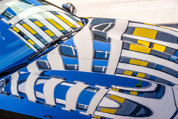 典型的现代办公大楼倒影图片下载