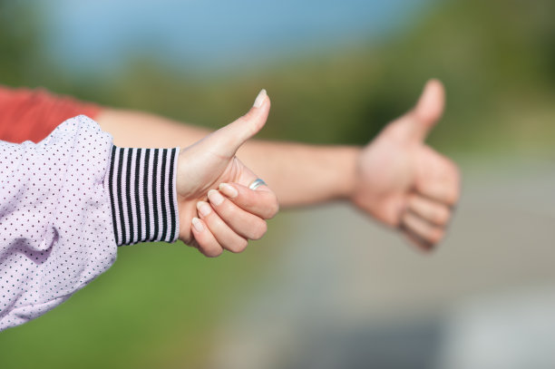 两个搭车人的手的特写，女性和男性，搭车图片下载