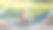 一个微笑的小男孩坐在夏日公园的吊床上摇摆，摆姿势给摄影师拍照图片下载