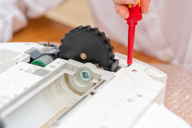 维修员，维修员，机器人吸尘器的维护。修理机器人清洁器。图片下载