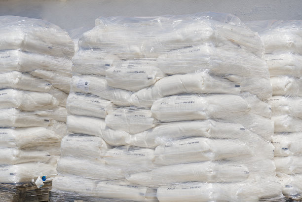 海盐装在大袋子里，准备运往世界各地。岩盐堆的大袋子图片下载