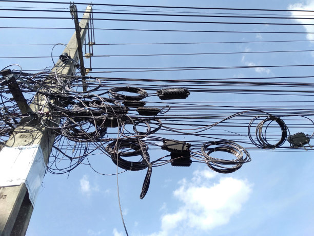 有许多电缆的电柱图片下载