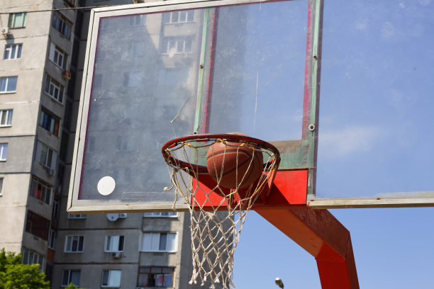 篮球在街头操场上飞入篮筐图片下载