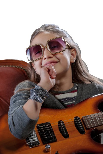 坐在哥特式椅子上的女孩扮演摇滚明星图片下载