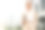 时尚的商务女性站在办公楼的背景上，拿着文件看着旁边图片下载