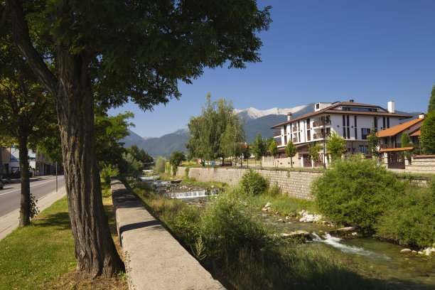 班斯科镇的看法，保加利亚滑雪胜地在夏天，皮林山脉的背景，一条河的前景，保加利亚。图片下载