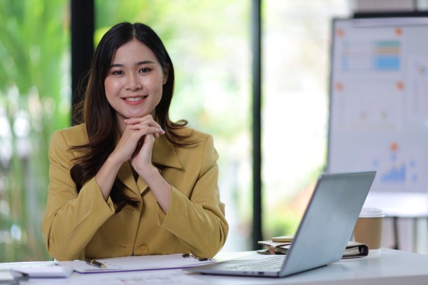 迷人的亚洲女商务秘书在办公桌上的肖像。图片下载