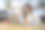 快乐的女人在家里用笔记本电脑工作。图片下载