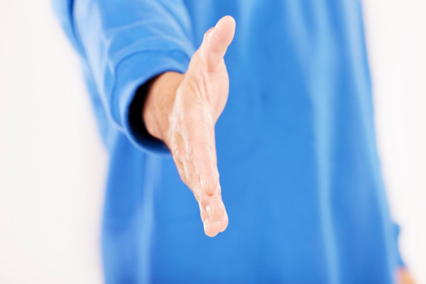 与工作室的人握手、打招呼，以便会面、交流和支持交易。特写，欢迎和握手招聘，人力资源和信任合作，感谢您或工作面试图片下载