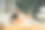 妈妈工作，带着孩子在家用笔记本电脑学习。妈妈带着女儿。自由的工作。关闭托儿所、幼儿园、学校。产假和在家上网工作。写作,打字。文书工作。图片下载