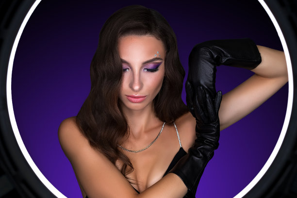 一个年轻的黑发女孩的女性肖像，她有着美丽的晚装。女孩的手上戴着手套图片下载