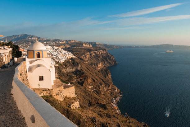 希腊圣托里尼岛美丽的日落。费拉镇的老教堂和海景。图片下载