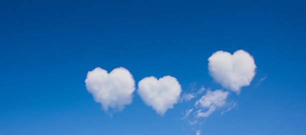 蓝蓝的天空中心的形状的云图片下载