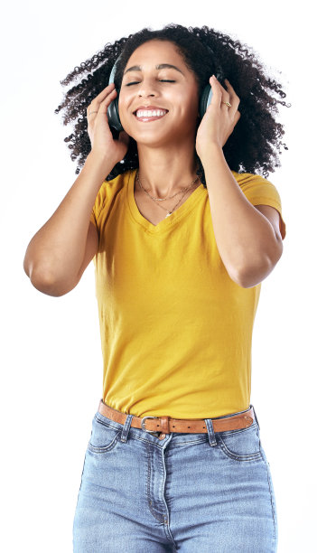 音乐，兴奋和一个快乐的女人戴着耳机在演播室播放音频，声音或广播。能量，播客和一个年轻的非洲人孤立在白色背景听有趣的歌曲放松图片下载