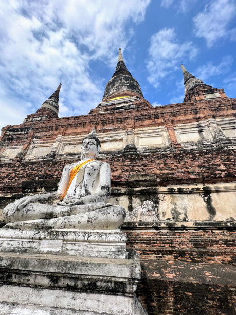 一个人坐在石台上的雕像的照片，一个人坐在石台上的雕像图片下载