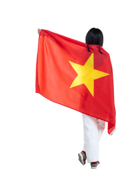 亚洲女性手持越南国旗庆祝9月2日越南国庆日图片下载
