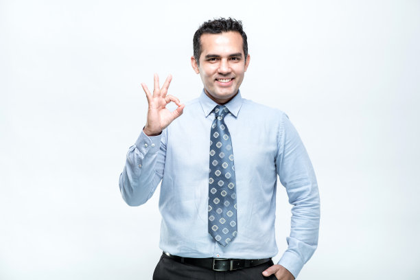 一个穿着西装的亚洲工人站在那里做“Ok”的手势图片下载